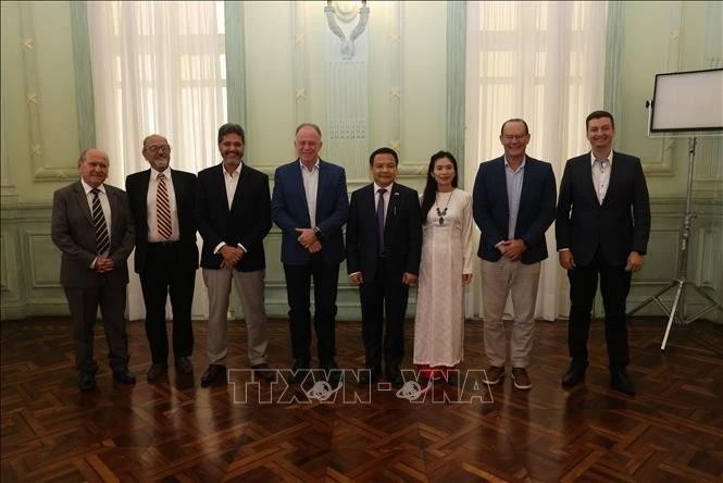 Delegados a una reunión enmarcada en el viaje. (Fotografía: VNA)