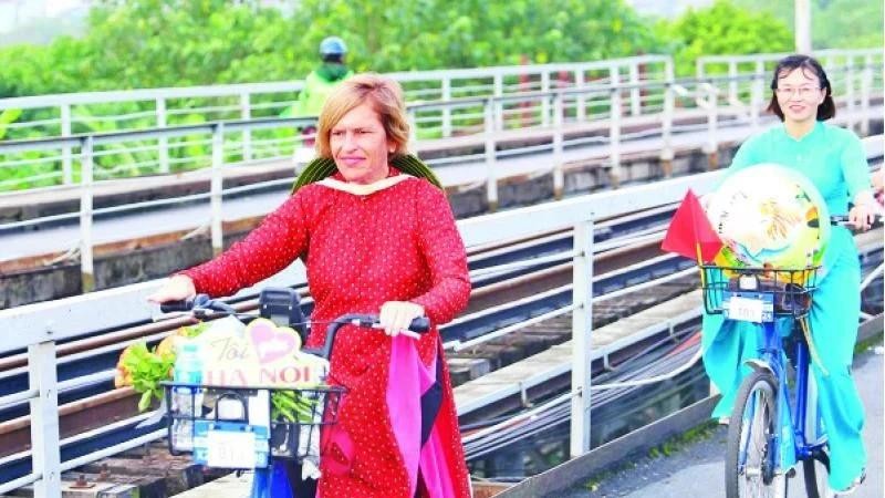 Stella Ciorra en un programa de ciclismo para promover el "ao dai" vietnamita. (Fotografía: Nhan Dan)