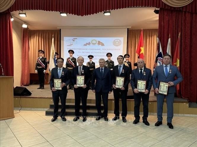 Otorgan medallas conmemorativas a los individuos que han realizado importantes contribuciones al fortalecimiento de las relaciones entre Vietnam y Rusia. (Fotografía: VNA)