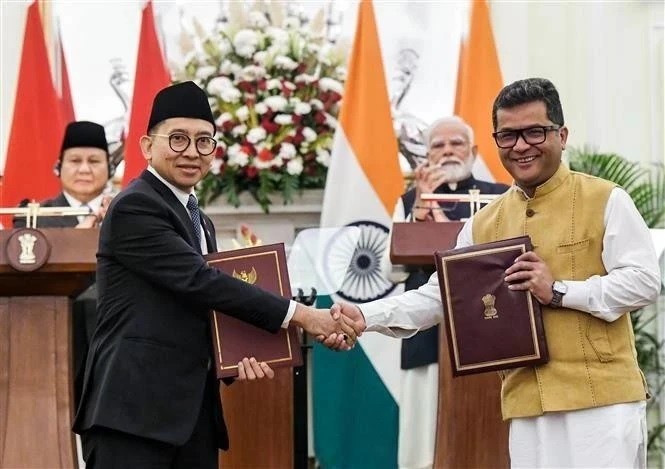 El presidente de Indonesia, Prabowo Subianto, y el primer ministro de la India, Narendra Modi, en el evento de firma. (Fotografía: VNA)