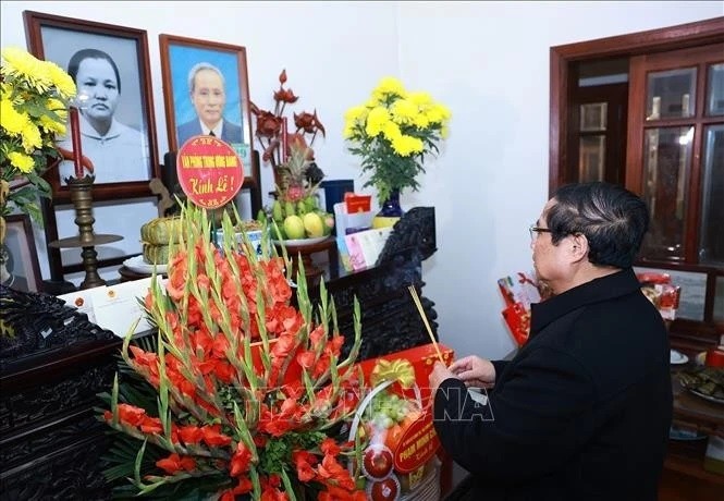 El primer ministro de Vietnam, Pham Minh Chinh, rinde homenaje al difunto primer ministro Pham Van Dong. (Fotografía: VNA)