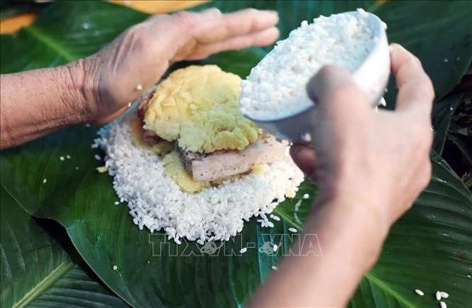 Elaboración de “banh chung”. (Fotografía: VNA)