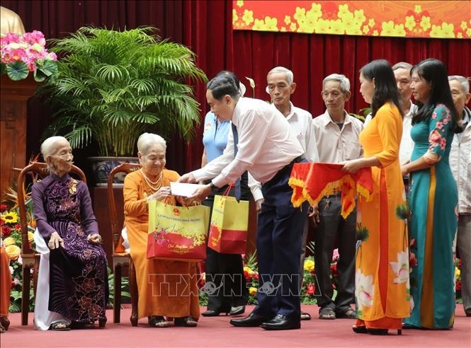 El presidente de la Asamblea Nacional de Vietnam, Tran Thanh Man, entrega obsequios a ciudadanas tituladas “Madre Heroica Vietnamita”. (Fotografía: VNA)