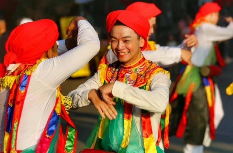 Singular danza de hombres disfrazados de mujeres de la aldea vietnamita. (Fotografía: VNA)