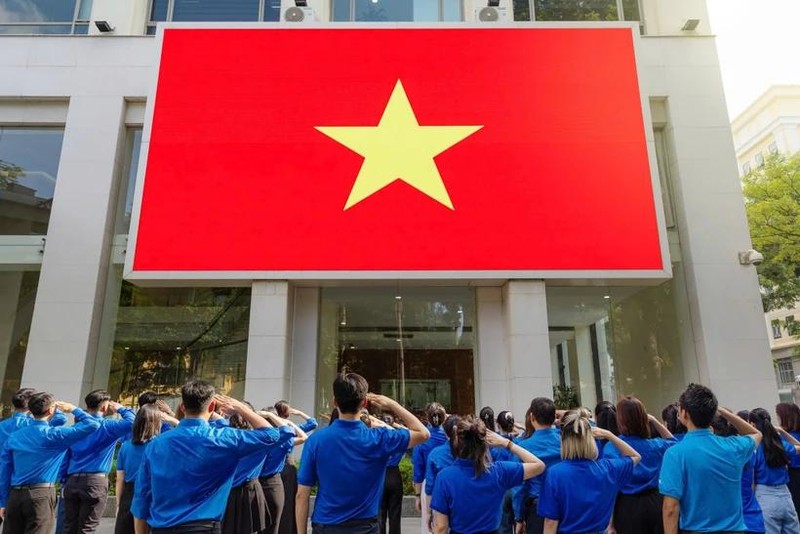 Miembros de la Federación de la Juventud de Vietnam en la Agencia Vietnamita de Noticias responden a la Campaña del Día Nacional lanzada en agosto de 2024 por esa alianza juvenil, la Agencia de Información Exterior del Ministerio de Información y Comunicación y la plataforma TikTok en colaboración con la empresa Schannel. (Fotografía: VNA)