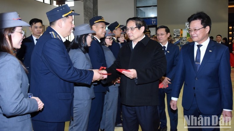 El primer ministro de Vietnam, Pham Minh Chinh, entrega dinero de suerte a empleados en la estación de tren de Hanói. (Fotografía: Nhan Dan)