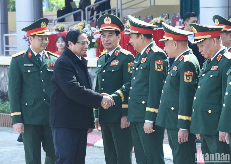 El primer ministro de Vietnam, Pham Minh Chinh, visita la Brigada K3. (Fotografía: Nhan Dan)