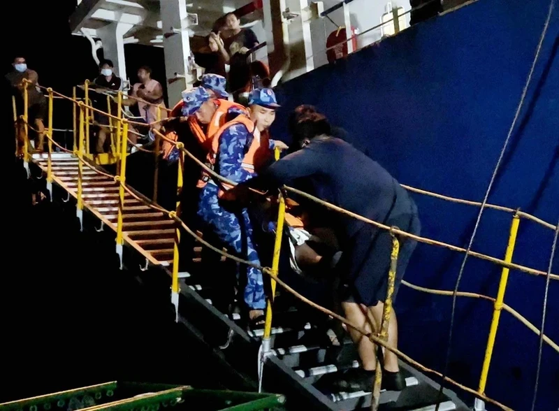 Traslado del paciente del buque Deryoung Sunnysky al barco 2011 de la Guardia Costera. (Fotografía: VNA)