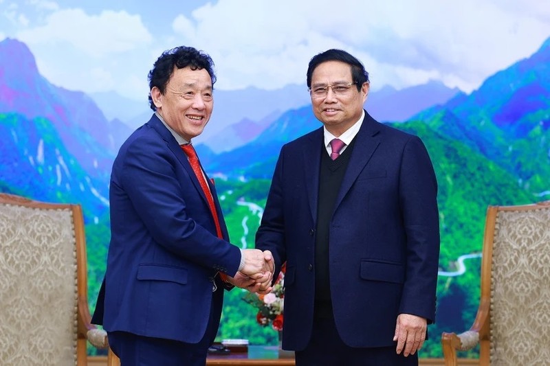 El primer ministro vietnamita, Pham Minh Chinh (derecha), recibe al director general de la FAO, Qu Dongyu. (Fotografía: VNA)