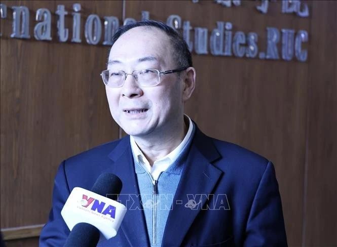 El profesor Jin Canrong, vicepresidente de la Academia de Relaciones Internacionales de la Universidad Renmin de China, durante una entrevista con corresponsales de la Agencia Vietnamita de Noticias en Pekín. (Fotografía: VNA)