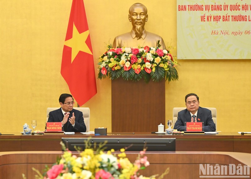 El primer ministro de Vietnam, Pham Minh Chinh, y el presidente de la Asamblea Nacional, Tran Thanh Man, conducen la reunión. (Fotografía: Nhan Dan)