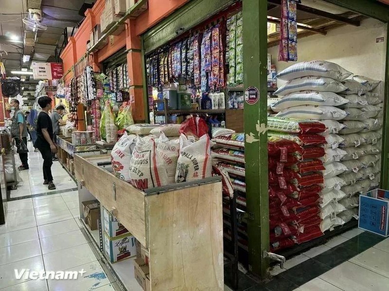 Una tienda de arroz en el mercado de Santa en la ciudad de Selong, en la regencia de Lombok Oriental, provincia de Nusa Tenggara Occidental, Indonesia. (Fotografía: VNA)