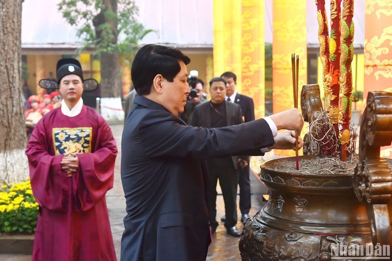 El presidente de Vietnam, Luong Cuong, ofrece inciensos en la Ciudadela Imperial de Thang Long. (Fotografía: Nhan Dan)