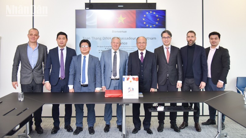 En la reunión entre el embajador de Vietnam en Francia, Dinh Toan Thang (cuarto desde la derecha), y el presidente de la Cámara de Comercio e Industria de Alsacia Eurometropole, Jean-Luc Heimburger. (Fotografía: Nhan Dan)