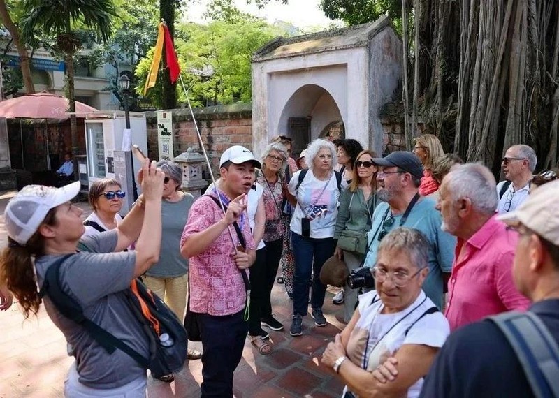 Turistas visitan el Templo de la Literatura en Hanói. (Fotografía: VNA)