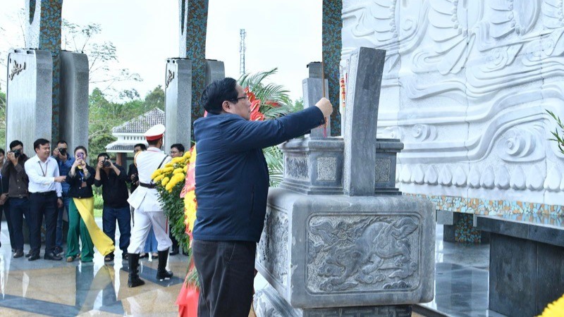 El primer ministro Pham Minh Chinh rinde homenaje en el Cementerio de Mártires de guerra en la provincia de Quang Nam. (Fotografía: Nhan Dan)