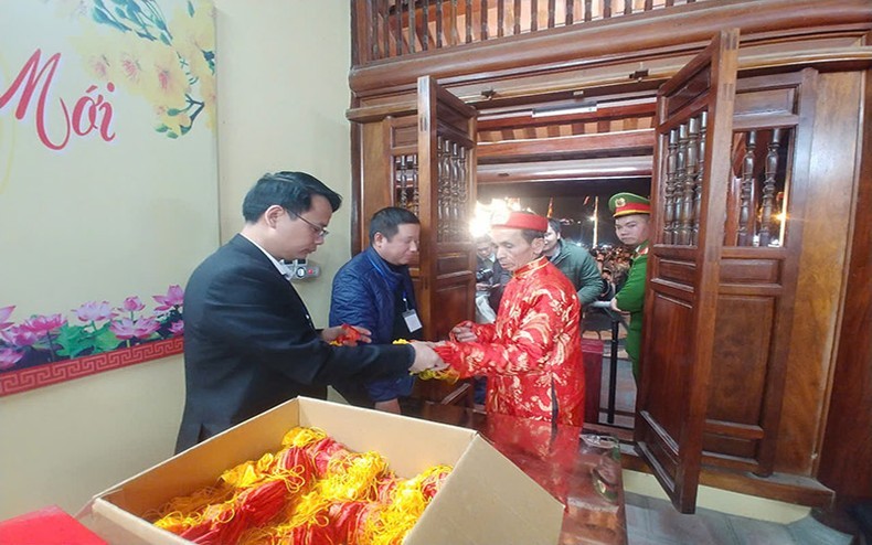 Chequean las raciones de comida antes de repartirlas a los pobladores. (Fotografía: VNA)