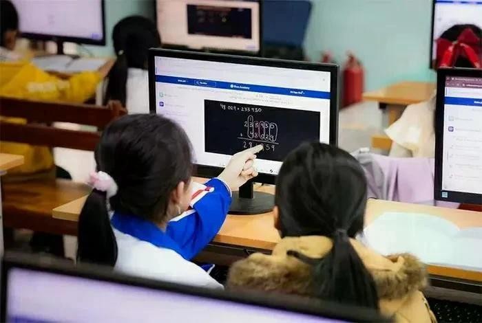 Khan Academy Vietnam ha sido aplicado ampliamente en escuelas de todo el país. (Fotografía: VOV)