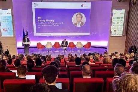 El viceministro Bui Hoang Phuong pronuncia un discurso en el foro empresarial del Sudeste Asiático organizado por el Ministerio de Comercio de Francia. (Fotografía: VNA)