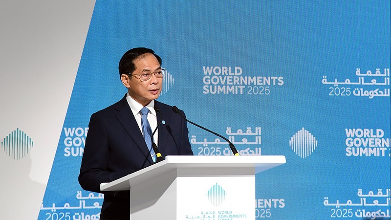 El vice primer ministro y titular de Relaciones Exteriores de Vietnam, Bui Thanh Son, pronuncia un discurso en la Cumbre Mundial de Gobiernos 2025 en Dubái. (Fotografía: Ministerio de Relaciones Exteriores de Vietnam)