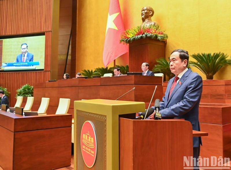 El presidente de la Asamblea Nacional de Vietnam, Tran Thanh Man, pronuncia el discurso de apertura de la novena reunión extraordinaria del órgano legislativo de la XV legislatura. (Fotografía: Nhan Dan)