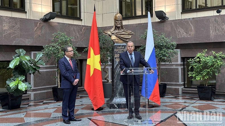 El ministro de Asuntos Exteriores de Rusia, Serguéi Lavrov habla en la inauguración de la exposición. (Fotografía: Nhan Dan)