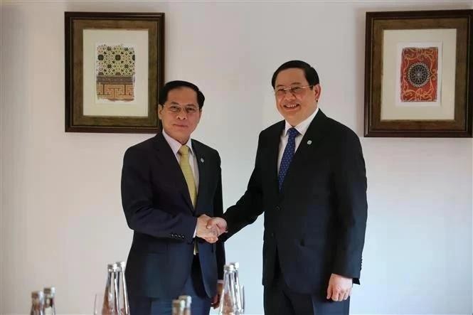 El vicepremier y ministro de Relaciones Exteriores de Vietnam, Bui Thanh Son (izquierda), y el primer ministro laosiano, Sonexay Siphandone. (Fotografía: VNA)