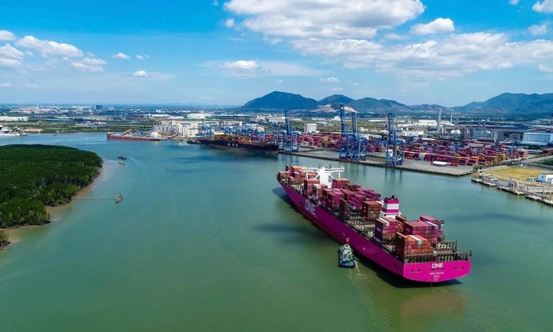 El barco ONE EAGLE pertenece a la nueva ruta de servicio operada por Premier Alliance en el puerto internacional Tan Cang-Cai Mep. (Fotografía: VNA)