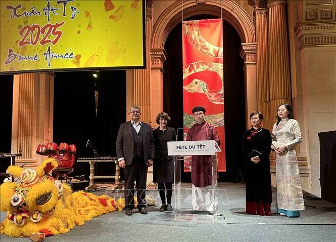 El embajador vietnamita en Francia, Dinh Toan Thang, interviene en la cita. (Fotografía: VNA)