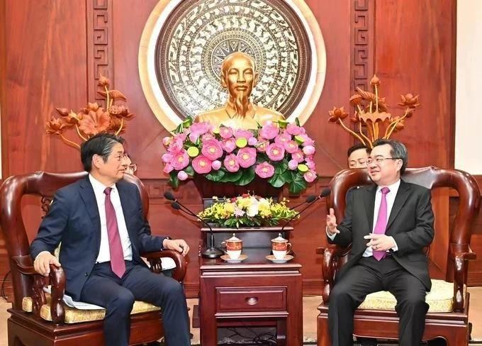 El subsecretario del Comité del Partido Comunista de Vietnam en Ciudad Ho Chi Minh, Nguyen Thanh Nghi, recibe al embajador japonés en Vietnam, Ito Naoki. (Fotografía: sggp.org.vn)