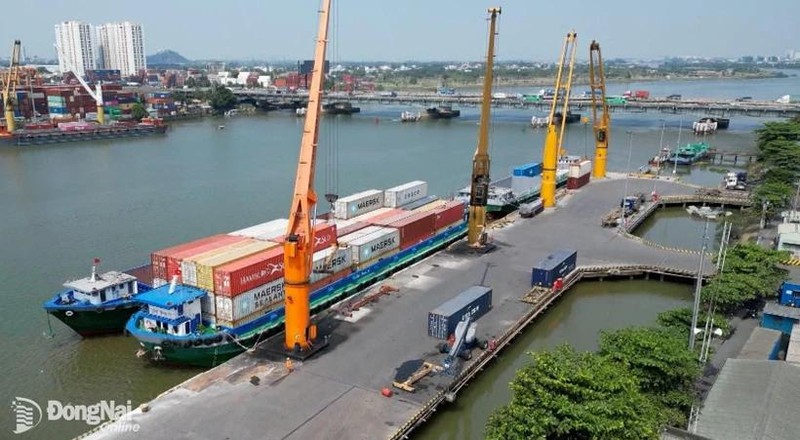 Transporte de mercancías de importación y exportación en el puerto de Dong Nai. (Fotografía: baodongnai.com.vn)