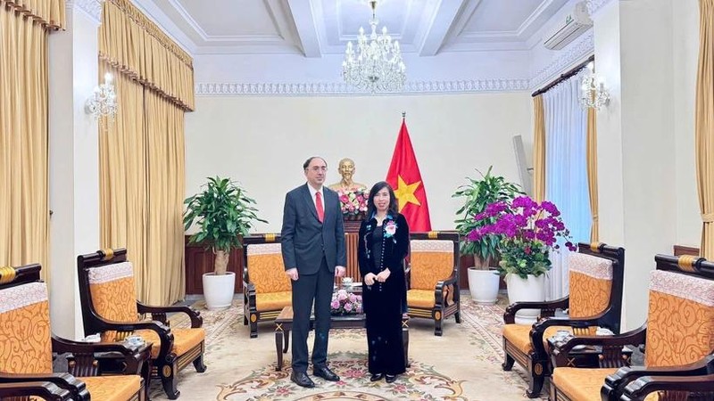 La viceministra de Relaciones Exteriores de Vietnam Le Thi Thu Hang y el embajador de Armenia en Vietnam, Suren Baghdasaryan. (Fotografía: Ministerio de Relaciones Exteriores de Vietnam)