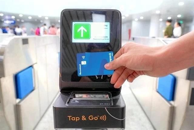 Los pasajeros ahora pueden usar tarjetas NAPAS para pagar sus viajes además de otras opciones de pago sin efectivo. (Fotografía: Sacombank)