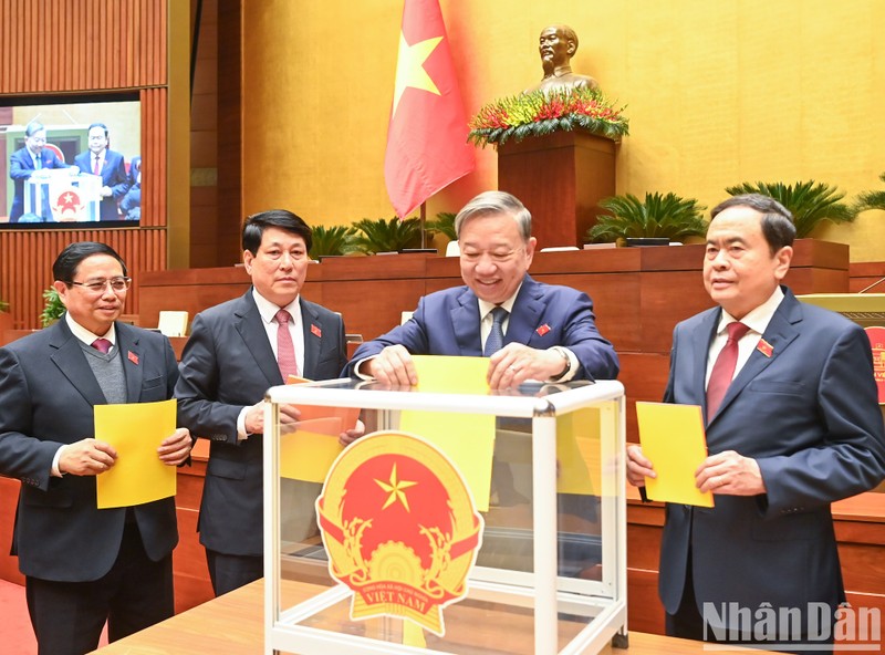 El secretario general del Partido Comunista de Vietnam, To Lam; el presidente del país, Luong Cuong; el primer ministro, Pham Minh Chinh, y el presidente de la Asamblea Nacional, Tran Thanh Man, echan sus votos. (Fotografía: Nhan Dan)