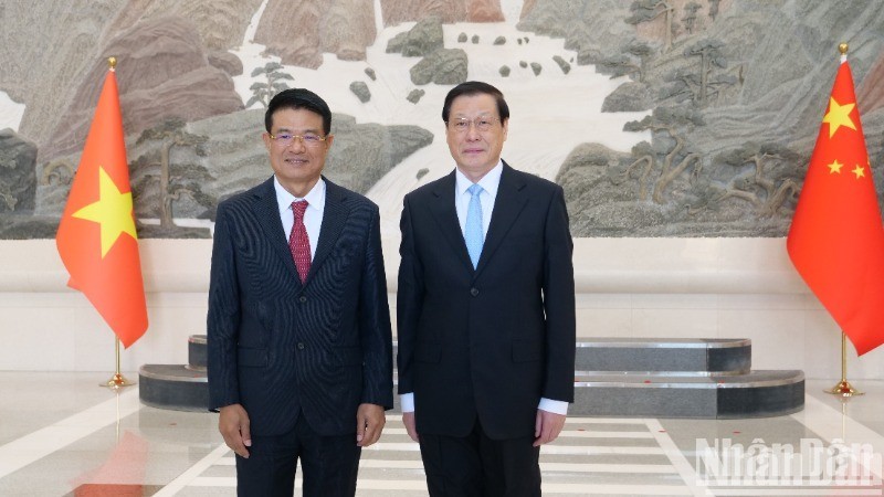 El presidente de la Fiscalía Popular Suprema de Vietnam, Nguyen Huy Tien (izquierda), y su par chino. Ying Yong. (Fotografía: Nhan Dan)