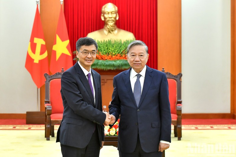 El secretario general del Partido Comunista de Vietnam, To Lam, y el secretario del Comité del Partido Comunista de China en Guangxi, Chen Gang. (Fotografía: Nhan Dan)