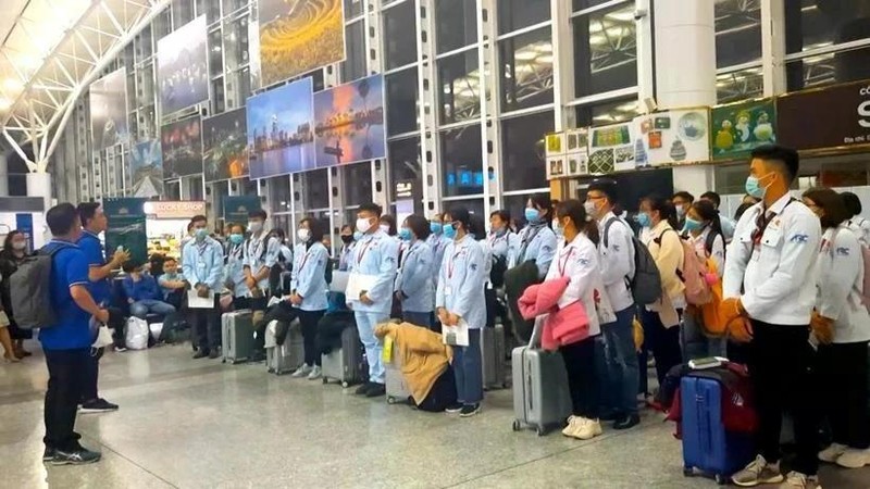 Trabajadores vietnamitas completan trámites para viajar a trabajar al exterior. (Fotografía: VNA)