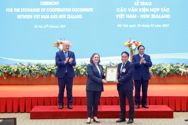 La embajadora de Nueva Zelanda en Vietnam, Caroline Beresford, entrega el certificado de apertura de nuevas rutas a Nueva Zelanda al representante de Vietjet, Nguyen Anh Tuan, vicepresidente de la junta directiva, en presencia de los primeros ministros de Vietnam y Nueva Zelanda. (Fotografía: VGP)