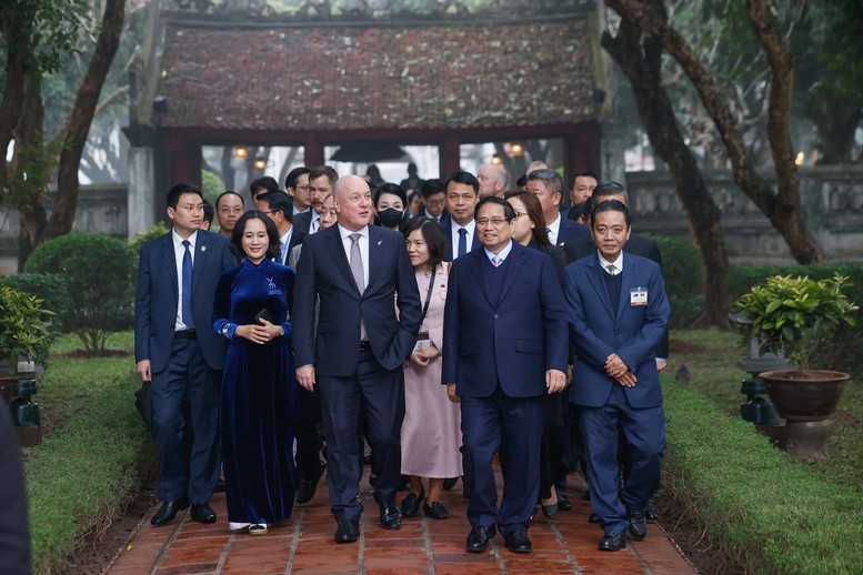 El primer ministro Pham Minh Chinh y su homólgo de Nueva Zelanda, Christopher Luxon, visitan el Templo de la Literatura en Hanói. (Fotografía: VGP)