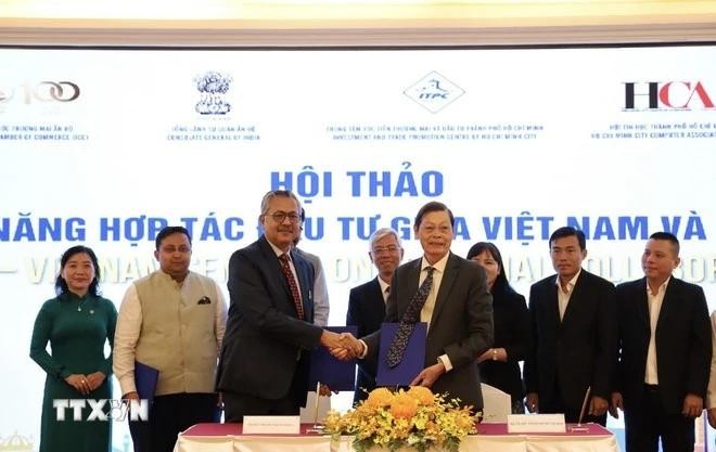 Representantes de la Cámara de Comercio de la India y la Asociación Empresarial de Ciudad Ho Chi Minh firman un acuerdo de cooperación en el evento. (Fotografía: VNA)