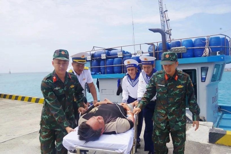 El Centro Médico de la isla de Truong Sa, ubicada en la provincia sureña vietnamita de Khanh Hoa, atiende a Pham Van Trinh, capitán de un barco pesquero local, quien sufrió un accidente cerebrovascular mientras estaba faenando en el mar. (Fotografía: VNA)