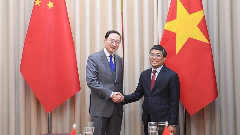 El viceministro permanente de Relaciones Exteriores de Vietnam, Nguyen Minh Vu, y su homólogo chino Sun Weidong. (Fotografía: Ministerio de Relaciones Exteriores de Vietnam)