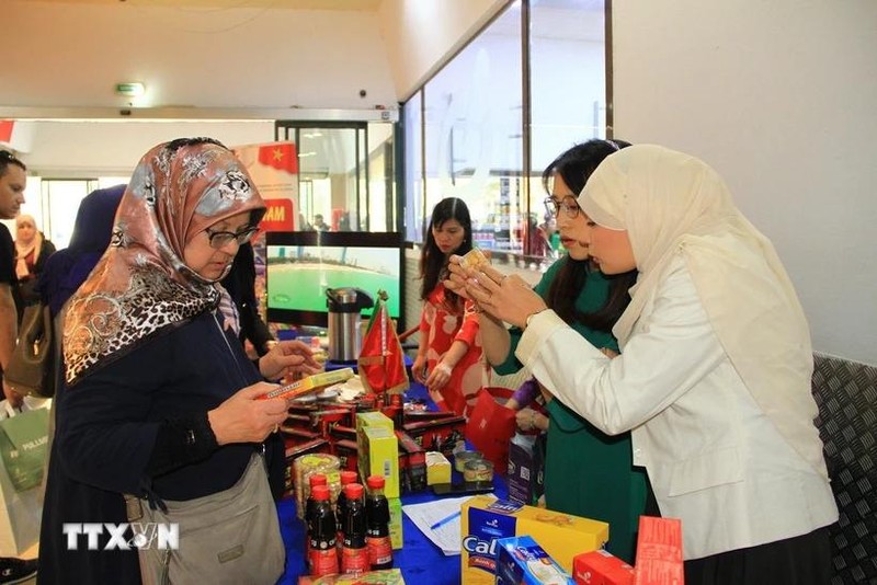 Los consumidores argelinos visitan un stand de productos vietnamitas. (Fotografía: VNA)