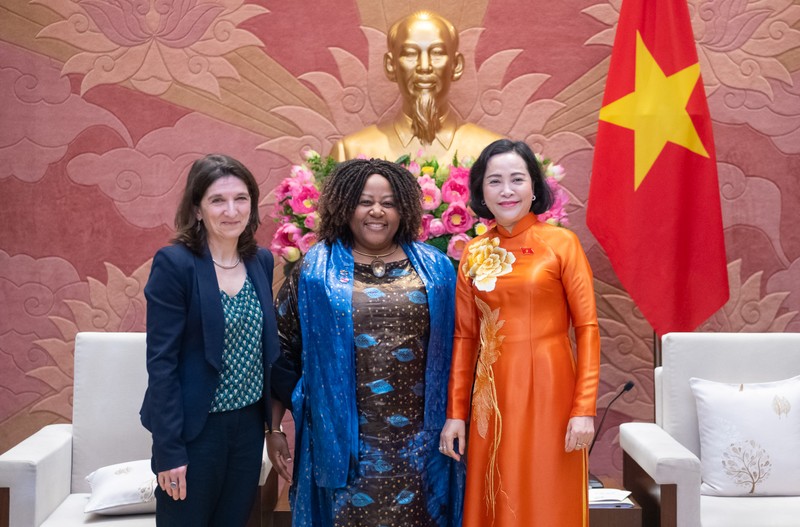 Nguyen Thi Thanh, vicepresidenta de la Asamblea Nacional de Vietnam (primera desde la derecha); Caroline Nyamayemombe, representante en jefa de la ONU Mujeres en Vietnam (centro), y Michaela Bauer, representante adjunta de la Unicef en Vietnam. (Fotografía: quochoi.vn)