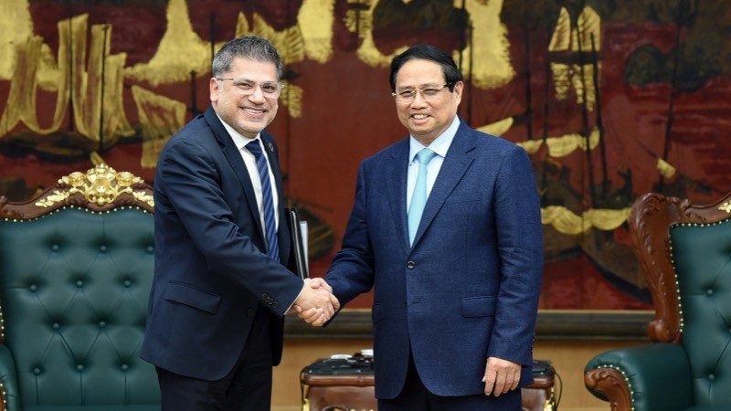 El primer ministro de Vietnam, Pham Minh Chinh, y el presidente y director general de AstraZeneca Vietnam, Nitin Kapoor. (Fotografía: Nhan Dan)