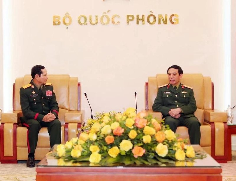 El ministro vietnamita de Defensa, general Phan Van Giang, (derecha), y el teniente general Saichay Kommasith, viceministro de Defensa y jefe del Estado Mayor del Ejército Popular de Laos. (Fotografía: VNA)