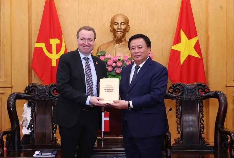 El miembro del Buró Político del Comité Central del Partido Comunista de Vietnam, director de la Academia Nacional de Política Ho Chi Minh y presidente del Consejo Teórico Central, Nguyen Xuan Thang, y el presidente del Comité de Política Exterior del Parlamento de Dinamarca, Michael Aastrup Jensen. (Fotografía: VNA)