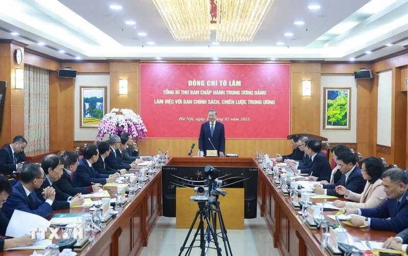 El secretario general del Partido Comunista de Vietnam, To Lam, en reunión con la Comisión de Políticas y Estrategias del Comité Central del Partido. (Fotografía: VNA)