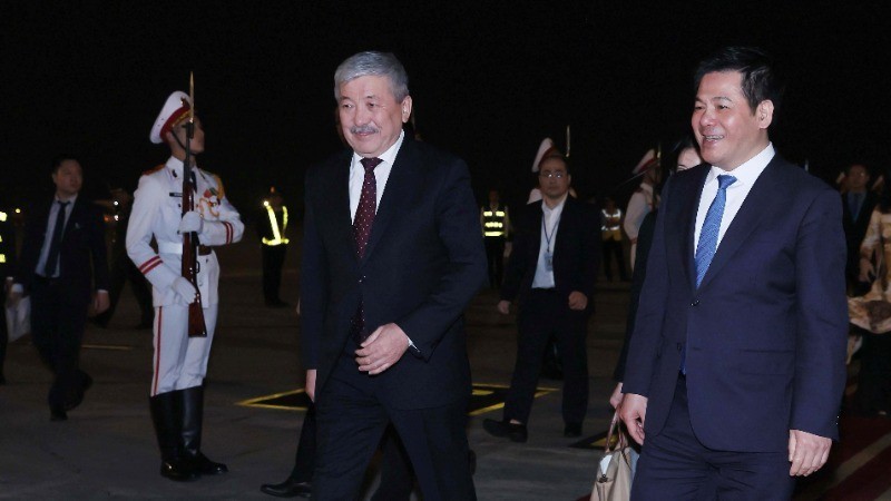 Nguyen Hong Dien, ministro de Industria y Comercio de Vietnam (derecha), recibe al primer ministro de Kirguistán, Adylbek Kasimalyev, en el aeropuerto internacional de Noi Bai, en Hanói. (Fotografía: VNA)