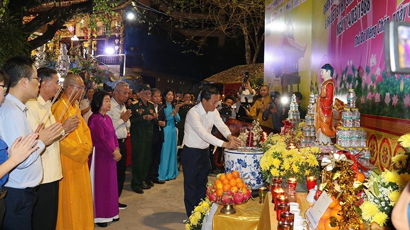 Los delegados ofrecen inciensos en homenaje a los héroes y mártires. (Foto: Hai Tien)